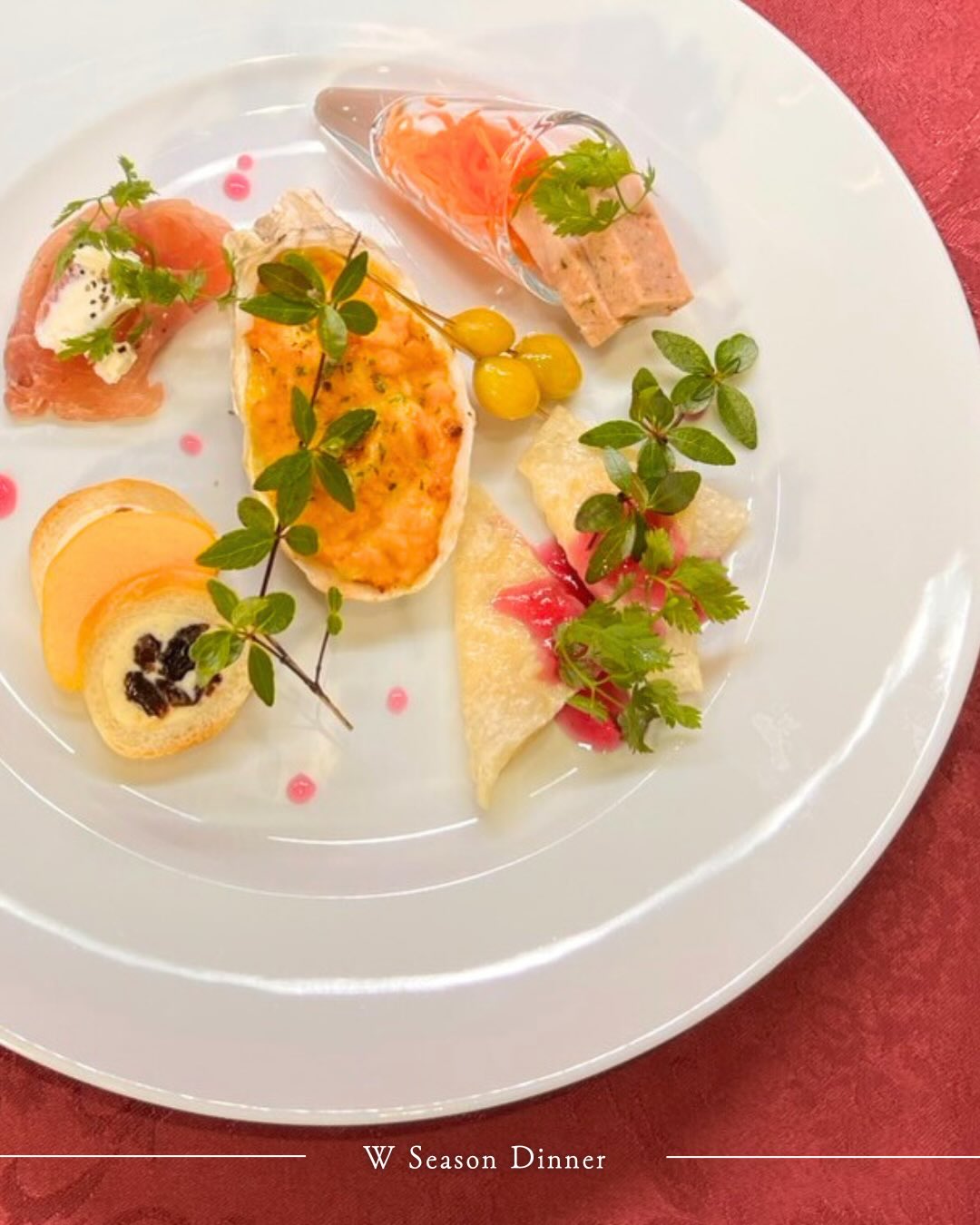 ＼🥂特別なディナーを／
•┈┈┈••✦𝐖✦••┈┈┈•

酸味のあるヴィネグレットが
素材の旨みを軽やかに引き立てます。

Wでは、季節に寄り添うディナーをご用意しています。
写真は秋の一皿。旬の秋鮭、かぼちゃ、銀杏などの季節野菜を取り入れ、
デザートにはモンブランを添えました。

滞在の中で“季節を味わう”ひとときを、ぜひ。

┈┈┈┈┈┈┈┈┈┈

ご予約はプロフィールのURLから
お待ちしています。

•┈┈┈••✦𝐖✦••┈┈┈•
▶▶▶ 𝑨𝒃𝒐𝒖𝒕 𝑾𝒈𝒓𝒐𝒖𝒑

誰もが「スゴい！」と認める、傑作のホテルをつくる。
—— すべての人に、安心・快適・夢・感動を。

私たちは、ブランドコンセプトである“美と食”を軸に、心が動く体験価値を追求するホテルグループです。

最高品質の「安心・快適・夢・感動」をお届けし、お客様にとってかけがえのない非日常空間を提供します。

•┈┈┈••✦𝐖✦••┈┈┈•
▶▶▶ 𝑶𝒏 𝒕𝒉𝒊𝒔 𝒂𝒄𝒄𝒐𝒖𝒏𝒕

このアカウントでは
Wグループホテルで体験できる
贅沢なひとときを切り取ってお届けしています。

心を満たす“非日常の旅”を求める皆さま、
ぜひフォローして最新の魅力に触れてください。

•┈┈┈••✦𝐖✦••┈┈┈•
▶▶▶ 𝑬𝒏𝒈𝒍𝒊𝒔𝒉

A curated collection of seven leisure hotels,
where a passion for beauty and exceptional cuisine shapes every stay.We create experiences that captivate the senses and linger long after your visit.

Through uncompromising comfort and thoughtful hospitality, we welcome guests into a realm of serene luxury and unforgettable escapes from the everyday.

Here, we share the refined moments and quiet indulgences awaiting you at W Group Hotels.

For those seeking a journey that feels beautifully different— one that gently enriches the heart— we invite you to follow and discover our newest inspirations.
┈┈┈┈┈┈┈┈┈┈

You can book your stay via the link in our profile.
We look forward to having you.

•┈┈┈••✦𝐖✦••┈┈┈•
#ホテルW
#Wグループ
#ラブホ
#ホテルＷディナー
#ロマンティックディナー