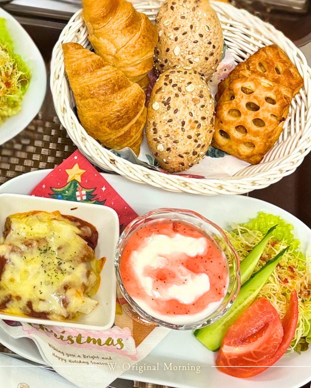 ＼🌤美食なモーニング／
•┈┈┈••✦𝐖✦••┈┈┈•

ゴマ入りパンは、中東を起点に
世界へ広がったパン文化の一つです。
ゴマは世界最古級の栽培植物で、
紀元前3000年頃のメソポタミアでは、
すでに滋養が高く保存性のある食材として
重宝されていました。

Wでは朝食のパンにもこだわり、
香り・食感・口どけまで基準を設けて厳選して仕入れています。
一日のはじまりを、上質な一口から。

┈┈┈┈┈┈┈┈┈┈

ご予約はプロフィールのURLから
お待ちしています。

•┈┈┈••✦𝐖✦••┈┈┈•
▶▶▶ 𝑨𝒃𝒐𝒖𝒕 𝑾𝒈𝒓𝒐𝒖𝒑

誰もが「スゴい！」と認める、傑作のホテルをつくる。
—— すべての人に、安心・快適・夢・感動を。

私たちは、ブランドコンセプトである“美と食”を軸に、心が動く体験価値を追求するホテルグループです。

最高品質の「安心・快適・夢・感動」をお届けし、お客様にとってかけがえのない非日常空間を提供します。

•┈┈┈••✦𝐖✦••┈┈┈•
▶▶▶ 𝑶𝒏 𝒕𝒉𝒊𝒔 𝒂𝒄𝒄𝒐𝒖𝒏𝒕

このアカウントでは
Wグループホテルで体験できる
贅沢なひとときを切り取ってお届けしています。

心を満たす“非日常の旅”を求める皆さま、
ぜひフォローして最新の魅力に触れてください。

•┈┈┈••✦𝐖✦••┈┈┈•
▶▶▶ 𝑬𝒏𝒈𝒍𝒊𝒔𝒉

A curated collection of seven leisure hotels,
where a passion for beauty and exceptional cuisine shapes every stay.We create experiences that captivate the senses and linger long after your visit.

Through uncompromising comfort and thoughtful hospitality, we welcome guests into a realm of serene luxury and unforgettable escapes from the everyday.

Here, we share the refined moments and quiet indulgences awaiting you at W Group Hotels.

For those seeking a journey that feels beautifully different— one that gently enriches the heart— we invite you to follow and discover our newest inspirations.
┈┈┈┈┈┈┈┈┈┈

You can book your stay via the link in our profile.
We look forward to having you.

•┈┈┈••✦𝐖✦••┈┈┈•
#ホテルW
#Wグループ
#ラブホ
#ホテルＷモーニング
#リゾートホテル