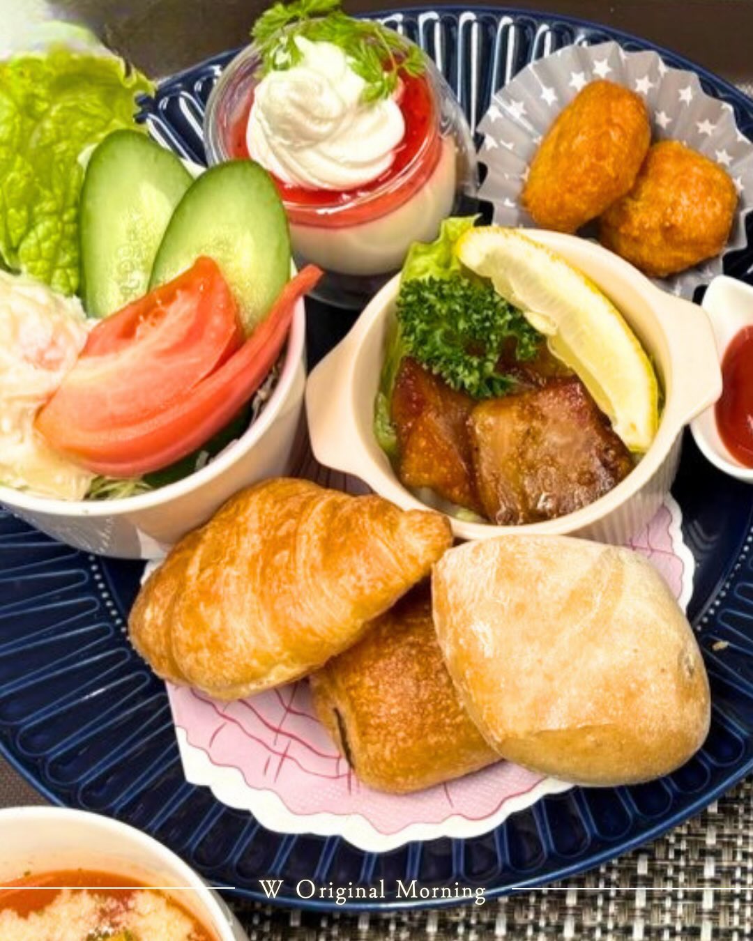 ＼🌤美食なモーニング／
•┈┈┈••✦𝐖✦••┈┈┈•

色とりどりの朝食で、心と身体を整える朝。
栄養が偏りにくく、ビタミンや抗酸化物質も
効率よく摂取できる内容を意識しています。

そしてWのモーニングは、
スタッフが毎日メニューを組み替える“日替わり”。
その日その時だけの一皿を、ぜひお楽しみください。

┈┈┈┈┈┈┈┈┈┈

ご予約はプロフィールのURLから
お待ちしています。

•┈┈┈••✦𝐖✦••┈┈┈•
▶▶▶ 𝑨𝒃𝒐𝒖𝒕 𝑾𝒈𝒓𝒐𝒖𝒑

誰もが「スゴい！」と認める、傑作のホテルをつくる。
—— すべての人に、安心・快適・夢・感動を。

私たちは、ブランドコンセプトである“美と食”を軸に、心が動く体験価値を追求するホテルグループです。

最高品質の「安心・快適・夢・感動」をお届けし、お客様にとってかけがえのない非日常空間を提供します。

•┈┈┈••✦𝐖✦••┈┈┈•
▶▶▶ 𝑶𝒏 𝒕𝒉𝒊𝒔 𝒂𝒄𝒄𝒐𝒖𝒏𝒕

このアカウントでは
Wグループホテルで体験できる
贅沢なひとときを切り取ってお届けしています。

心を満たす“非日常の旅”を求める皆さま、
ぜひフォローして最新の魅力に触れてください。

•┈┈┈••✦𝐖✦••┈┈┈•
▶▶▶ 𝑬𝒏𝒈𝒍𝒊𝒔𝒉

A curated collection of seven leisure hotels,
where a passion for beauty and exceptional cuisine shapes every stay.We create experiences that captivate the senses and linger long after your visit.

Through uncompromising comfort and thoughtful hospitality, we welcome guests into a realm of serene luxury and unforgettable escapes from the everyday.

Here, we share the refined moments and quiet indulgences awaiting you at W Group Hotels.

For those seeking a journey that feels beautifully different— one that gently enriches the heart— we invite you to follow and discover our newest inspirations.
┈┈┈┈┈┈┈┈┈┈

You can book your stay via the link in our profile.
We look forward to having you.

•┈┈┈••✦𝐖✦••┈┈┈•
#ホテルW
#Wグループ
#ラブホ
#ホテルＷモーニング
#リゾートホテル