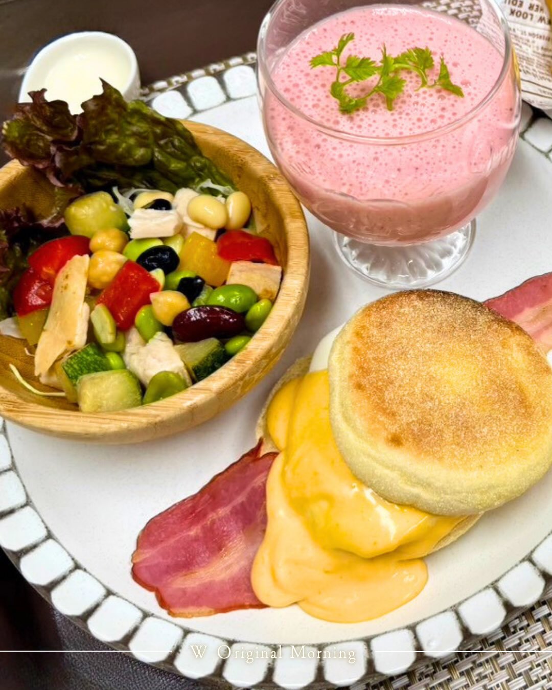 ＼🌤美食なモーニング／
•┈┈┈••✦𝐖✦••┈┈┈•

ベーコンマフィンは、
イギリスの労働者向け朝食パンに、
アメリカの合理主義が加わって生まれた
“忙しい朝のための完成食”

Wのモーニングでは、
和食・洋食からお選びいただける朝食で、
その日の気分に合う“ちょうどいい”一皿をお届けします。

┈┈┈┈┈┈┈┈┈┈

ご予約はプロフィールのURLから
お待ちしています。

•┈┈┈••✦𝐖✦••┈┈┈•
▶▶▶ 𝑨𝒃𝒐𝒖𝒕 𝑾𝒈𝒓𝒐𝒖𝒑

誰もが「スゴい！」と認める、傑作のホテルをつくる。
—— すべての人に、安心・快適・夢・感動を。

私たちは、ブランドコンセプトである“美と食”を軸に、心が動く体験価値を追求するホテルグループです。

最高品質の「安心・快適・夢・感動」をお届けし、お客様にとってかけがえのない非日常空間を提供します。

•┈┈┈••✦𝐖✦••┈┈┈•
▶▶▶ 𝑶𝒏 𝒕𝒉𝒊𝒔 𝒂𝒄𝒄𝒐𝒖𝒏𝒕

このアカウントでは
Wグループホテルで体験できる
贅沢なひとときを切り取ってお届けしています。

心を満たす“非日常の旅”を求める皆さま、
ぜひフォローして最新の魅力に触れてください。

•┈┈┈••✦𝐖✦••┈┈┈•
▶▶▶ 𝑬𝒏𝒈𝒍𝒊𝒔𝒉

A curated collection of seven leisure hotels,
where a passion for beauty and exceptional cuisine shapes every stay.We create experiences that captivate the senses and linger long after your visit.

Through uncompromising comfort and thoughtful hospitality, we welcome guests into a realm of serene luxury and unforgettable escapes from the everyday.

Here, we share the refined moments and quiet indulgences awaiting you at W Group Hotels.

For those seeking a journey that feels beautifully different— one that gently enriches the heart— we invite you to follow and discover our newest inspirations.
┈┈┈┈┈┈┈┈┈┈

You can book your stay via the link in our profile.
We look forward to having you.

•┈┈┈••✦𝐖✦••┈┈┈•
#ホテルW
#Wグループ
#ラブホ
#ホテルＷモーニング
#リゾートホテル