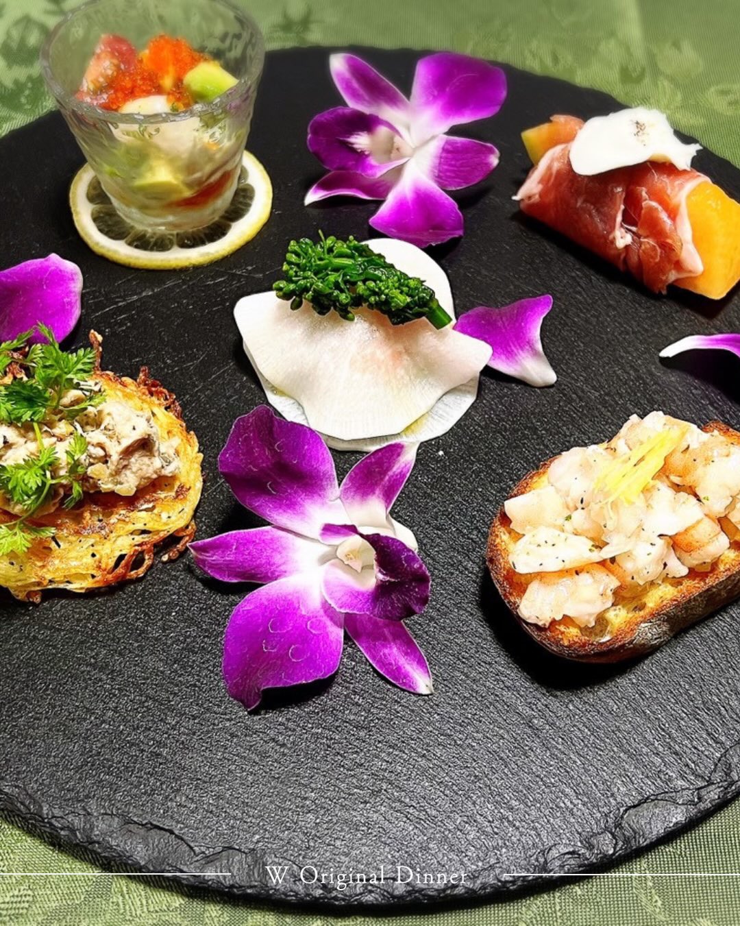 ＼🥂特別なディナーを／
•┈┈┈••✦𝐖✦••┈┈┈•

海の幸や旬の野菜を彩り豊かに盛り合わせた、
五感で楽しむ華やかな一皿。
それぞれ異なる食感と味わいが重なり合い、
コースの始まりを優雅に演出します。

Wグループホテルでは、対象プランを
お選びいただくことで、本格コースディナーを
お楽しみいただけます。

┈┈┈┈┈┈┈┈┈┈

ご予約はプロフィールのURLから
お待ちしています。

•┈┈┈••✦𝐖✦••┈┈┈•
▶▶▶ 𝑨𝒃𝒐𝒖𝒕 𝑾𝒈𝒓𝒐𝒖𝒑

誰もが「スゴい！」と認める、傑作のホテルをつくる。
—— すべての人に、安心・快適・夢・感動を。

私たちは、ブランドコンセプトである“美と食”を軸に、心が動く体験価値を追求するホテルグループです。

最高品質の「安心・快適・夢・感動」をお届けし、お客様にとってかけがえのない非日常空間を提供します。

•┈┈┈••✦𝐖✦••┈┈┈•
▶▶▶ 𝑶𝒏 𝒕𝒉𝒊𝒔 𝒂𝒄𝒄𝒐𝒖𝒏𝒕

このアカウントでは
Wグループホテルで体験できる
贅沢なひとときを切り取ってお届けしています。

心を満たす“非日常の旅”を求める皆さま、
ぜひフォローして最新の魅力に触れてください。

•┈┈┈••✦𝐖✦••┈┈┈•
▶▶▶ 𝑬𝒏𝒈𝒍𝒊𝒔𝒉

A curated collection of seven leisure hotels,
where a passion for beauty and exceptional cuisine shapes every stay.We create experiences that captivate the senses and linger long after your visit.

Through uncompromising comfort and thoughtful hospitality, we welcome guests into a realm of serene luxury and unforgettable escapes from the everyday.

Here, we share the refined moments and quiet indulgences awaiting you at W Group Hotels.

For those seeking a journey that feels beautifully different— one that gently enriches the heart— we invite you to follow and discover our newest inspirations.
┈┈┈┈┈┈┈┈┈┈

You can book your stay via the link in our profile.
We look forward to having you.

•┈┈┈••✦𝐖✦••┈┈┈•
#ホテルW
#Wグループ
#ホテルＷディナー
#ロマンティックディナー