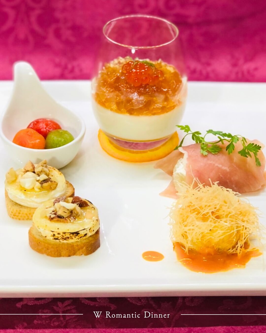 ＼🥂特別なディナーを／
•┈┈┈••✦𝐖✦••┈┈┈•

「前菜＝食欲を目覚めさせる」という役割から、
グラスなどで器を料理から独立させ、
デザートやドリンクのような驚きを
演出する意味もあります。

Wのディナーに添える小さなオードブルも、すべて自家製。
一つひとつ手作りで仕立て、味わいはもちろん、食感や香り、見た目まで丁寧に整えています。

┈┈┈┈┈┈┈┈┈┈

ご予約はプロフィールのURLから
お待ちしています。

•┈┈┈••✦𝐖✦••┈┈┈•
▶▶▶ 𝑨𝒃𝒐𝒖𝒕 𝑾𝒈𝒓𝒐𝒖𝒑

誰もが「スゴい！」と認める、傑作のホテルをつくる。
—— すべての人に、安心・快適・夢・感動を。

私たちは、ブランドコンセプトである“美と食”を軸に、心が動く体験価値を追求するホテルグループです。

最高品質の「安心・快適・夢・感動」をお届けし、お客様にとってかけがえのない非日常空間を提供します。

•┈┈┈••✦𝐖✦••┈┈┈•
▶▶▶ 𝑶𝒏 𝒕𝒉𝒊𝒔 𝒂𝒄𝒄𝒐𝒖𝒏𝒕

このアカウントでは
Wグループホテルで体験できる
贅沢なひとときを切り取ってお届けしています。

心を満たす“非日常の旅”を求める皆さま、
ぜひフォローして最新の魅力に触れてください。

•┈┈┈••✦𝐖✦••┈┈┈•
▶▶▶ 𝑬𝒏𝒈𝒍𝒊𝒔𝒉

A curated collection of seven leisure hotels,
where a passion for beauty and exceptional cuisine shapes every stay.We create experiences that captivate the senses and linger long after your visit.

Through uncompromising comfort and thoughtful hospitality, we welcome guests into a realm of serene luxury and unforgettable escapes from the everyday.

Here, we share the refined moments and quiet indulgences awaiting you at W Group Hotels.

For those seeking a journey that feels beautifully different— one that gently enriches the heart— we invite you to follow and discover our newest inspirations.
┈┈┈┈┈┈┈┈┈┈

You can book your stay via the link in our profile.
We look forward to having you.

•┈┈┈••✦𝐖✦••┈┈┈•
#ホテルW
#Wグループ
#ラブホ
#ホテルＷディナー
#ロマンティックディナー