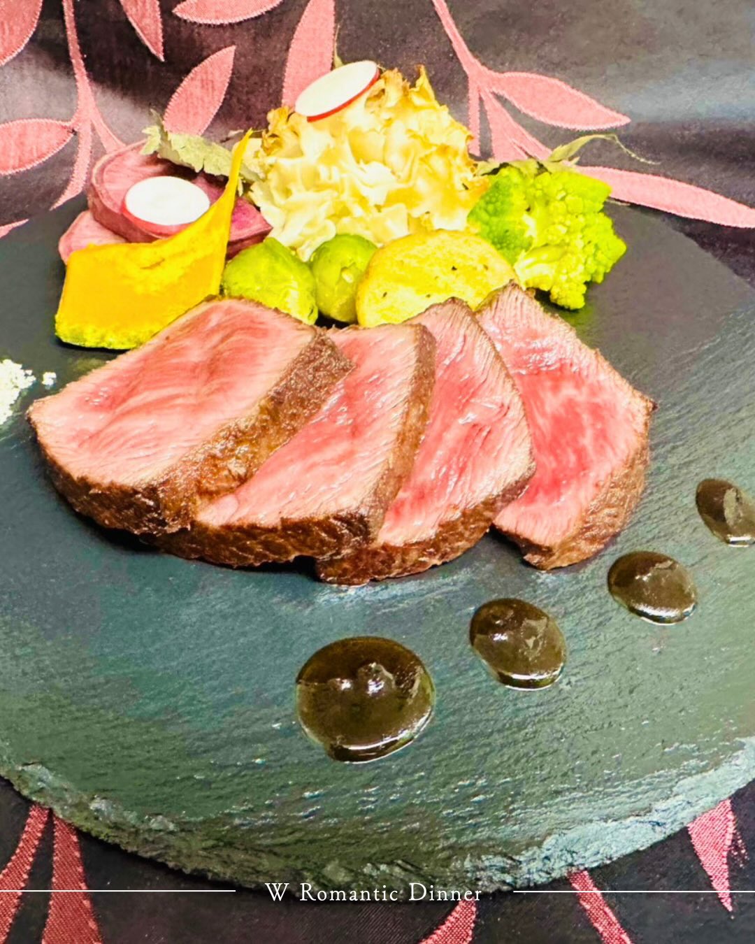 ＼🥂特別なディナーを／
•┈┈┈••✦𝐖✦••┈┈┈•

牛肉のロゼ色は、中心を55〜60℃で
ゆっくり火入れした証。
プロが最も重視する温度帯。

Wでは、お客様のご希望に合わせて
焼き加減の調整にも対応しています。
お好みの仕上がりを、ぜひお聞かせください。

┈┈┈┈┈┈┈┈┈┈

ご予約はプロフィールのURLから
お待ちしています。

•┈┈┈••✦𝐖✦••┈┈┈•
▶▶▶ 𝑨𝒃𝒐𝒖𝒕 𝑾𝒈𝒓𝒐𝒖𝒑

誰もが「スゴい！」と認める、傑作のホテルをつくる。
—— すべての人に、安心・快適・夢・感動を。

私たちは、ブランドコンセプトである“美と食”を軸に、心が動く体験価値を追求するホテルグループです。

最高品質の「安心・快適・夢・感動」をお届けし、お客様にとってかけがえのない非日常空間を提供します。

•┈┈┈••✦𝐖✦••┈┈┈•
▶▶▶ 𝑶𝒏 𝒕𝒉𝒊𝒔 𝒂𝒄𝒄𝒐𝒖𝒏𝒕

このアカウントでは
Wグループホテルで体験できる
贅沢なひとときを切り取ってお届けしています。

心を満たす“非日常の旅”を求める皆さま、
ぜひフォローして最新の魅力に触れてください。

•┈┈┈••✦𝐖✦••┈┈┈•
▶▶▶ 𝑬𝒏𝒈𝒍𝒊𝒔𝒉

A curated collection of seven leisure hotels,
where a passion for beauty and exceptional cuisine shapes every stay.We create experiences that captivate the senses and linger long after your visit.

Through uncompromising comfort and thoughtful hospitality, we welcome guests into a realm of serene luxury and unforgettable escapes from the everyday.

Here, we share the refined moments and quiet indulgences awaiting you at W Group Hotels.

For those seeking a journey that feels beautifully different— one that gently enriches the heart— we invite you to follow and discover our newest inspirations.
┈┈┈┈┈┈┈┈┈┈

You can book your stay via the link in our profile.
We look forward to having you.

•┈┈┈••✦𝐖✦••┈┈┈•
#ホテルW
#Wグループ
#ラブホ
#ホテルＷディナー
#ロマンティックディナー